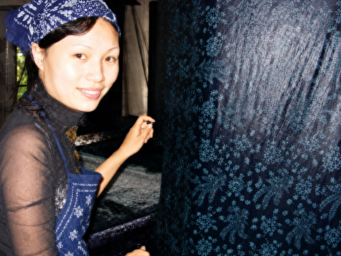 Shengzhu working with natural indigo dye